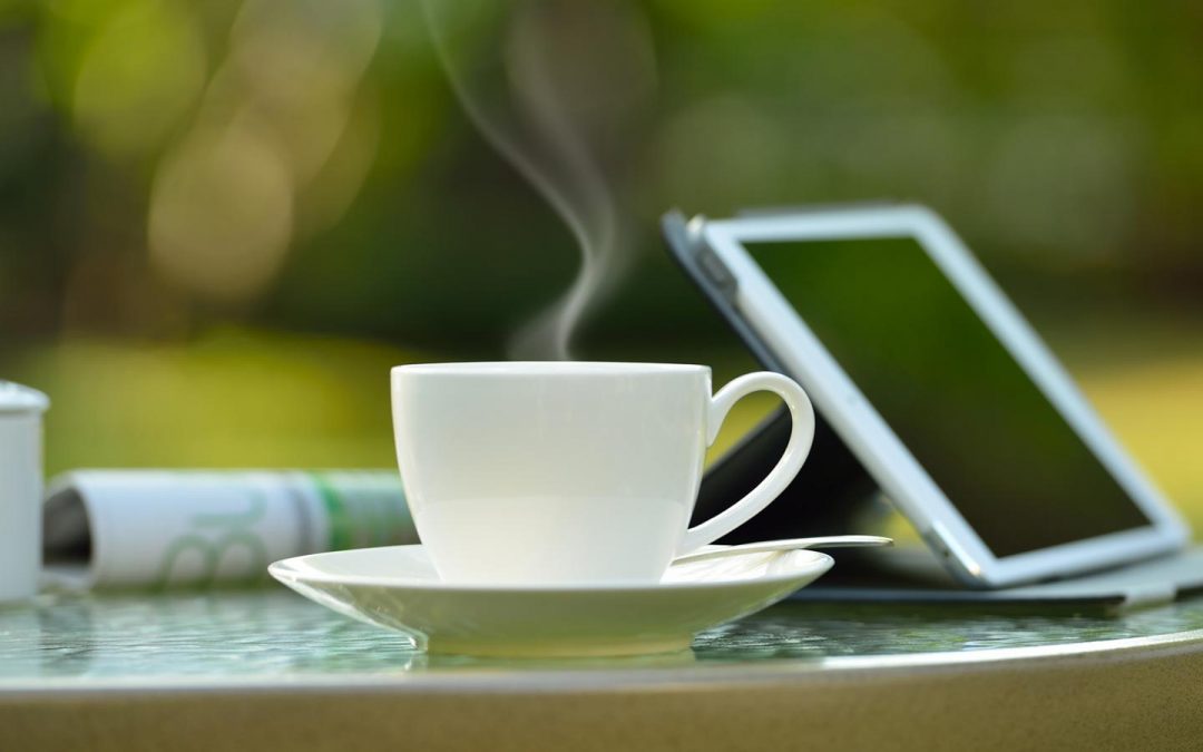 Häferl auf Tisch mit iPad daneben