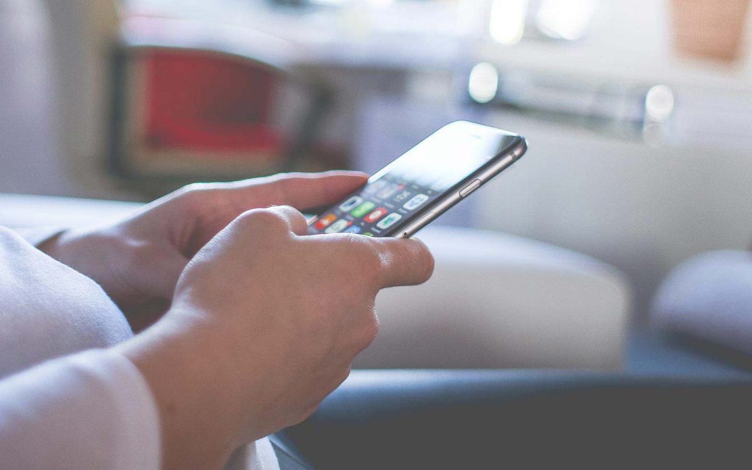 Person tippt auf iPhone