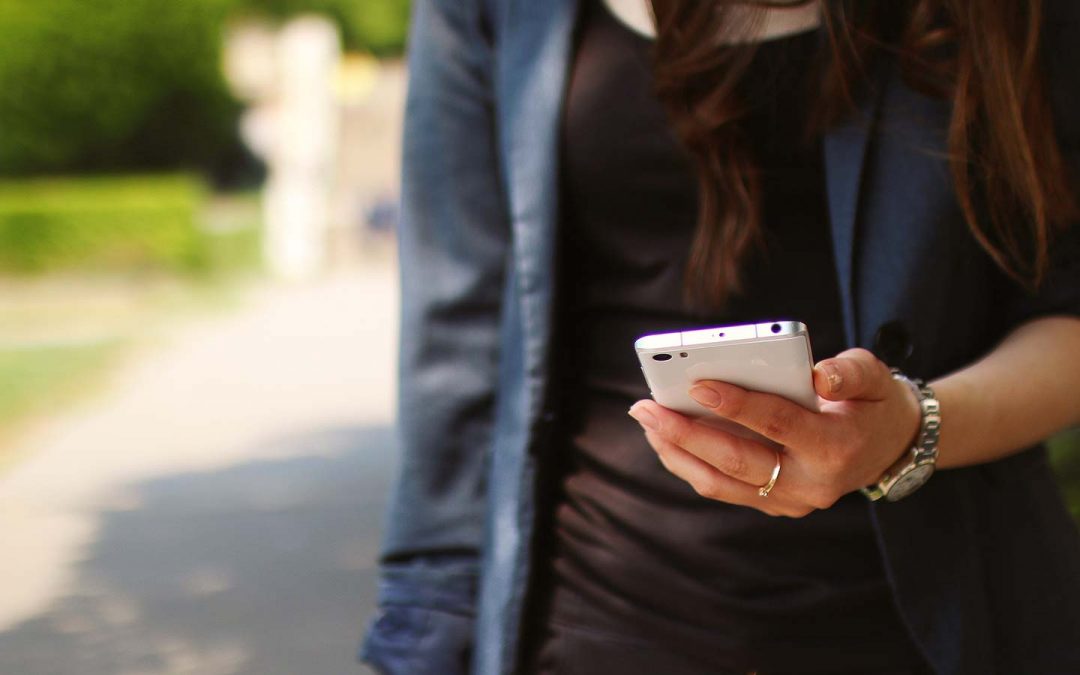 Frau hält Smartphone
